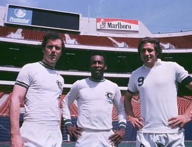 Πελέ και Μπεκενμπάουερ κάνουν μπάνιο γυμνοί (φωτό)